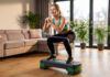 Rôzne fitness pomôcky pripravené na pestrý domáci tréning a posilňovanie celého tela.