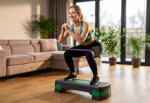 Rôzne fitness pomôcky pripravené na pestrý domáci tréning a posilňovanie celého tela.
